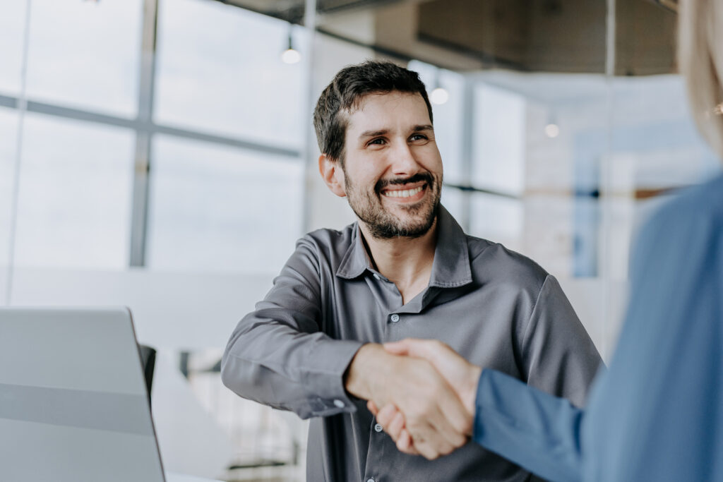 IT Support for Business - Trust and reliability - SI IT - Business man shaking hands with a woman